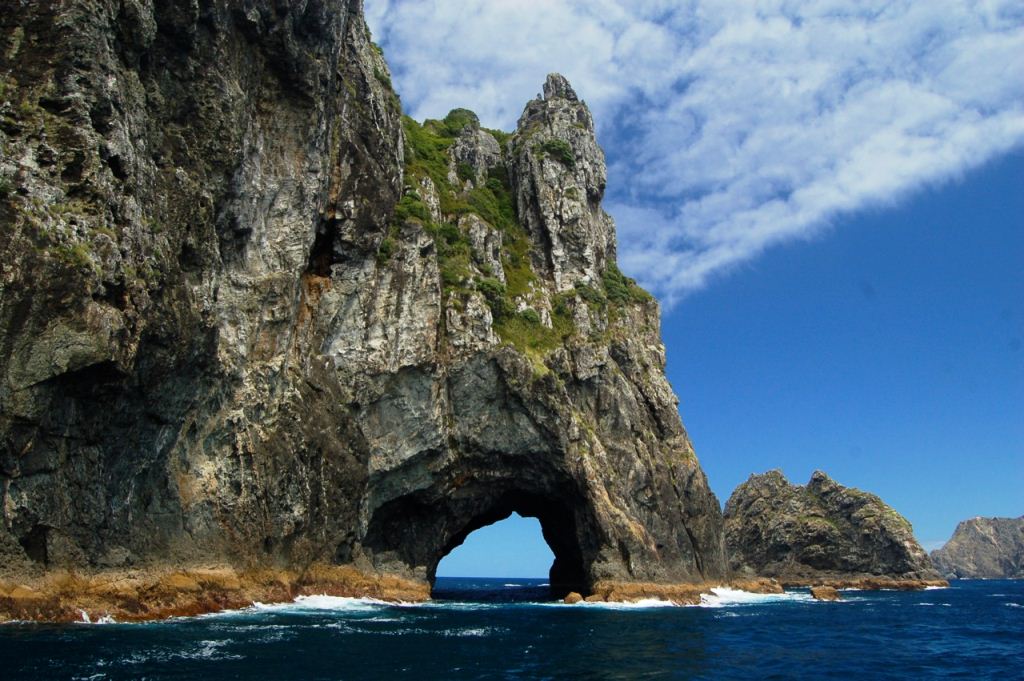 Hole in the Rock in the Bay of Islands, New Zealand - Credit Wikimedia Commons